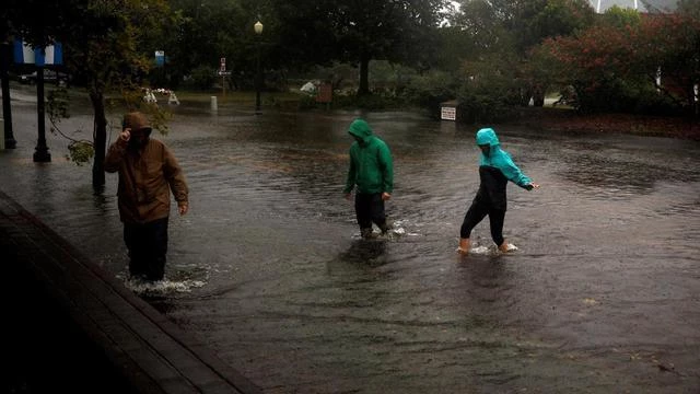 Αυτός δεν φοβάται την «Φλόρενς» – Δείτε ποιος βγήκε βόλτα μέσα στον τυφώνα (βίντεο)